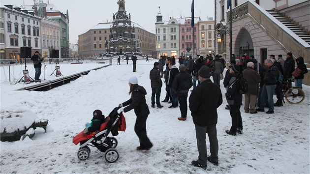 Na olomouckém protestu proti zástupcům KSČM ve vedení kraje se v pondělí 14. ledna 2013 na Horním náměstí sešlo zhruba padesát lidí.