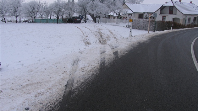 Prvnm pekvapenm ofrem byl ve stedu po osm hodin rno jedenapadestilet idi peugeotu, kdy mil k Markvarticm. V pravotoiv zatce dostal na zledovatl vozovce smyk. 