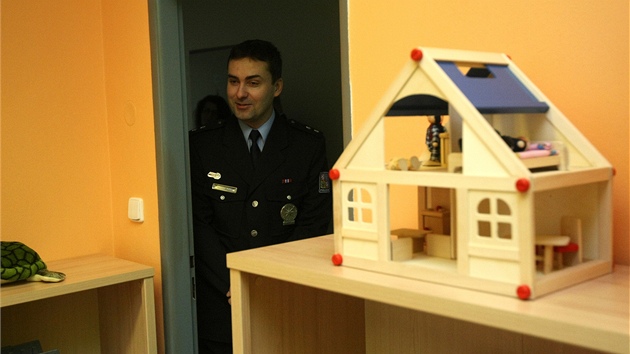 Děti v policejní výslechové místnosti naleznou i další rozmanité hračky.