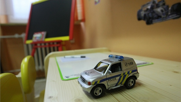 Děti se mohou rozptýlit i malováním, či autíčkem v barvách české policie. 