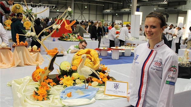 Elika Vostalov a jej olympijsk vtvor. Pro tebskou kolu za nj zskala stbrnou medaili.
