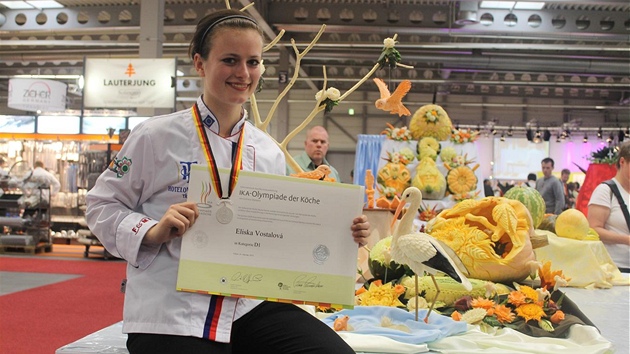 Eliška Vostalová s diplomem za druhé olympijské místo.