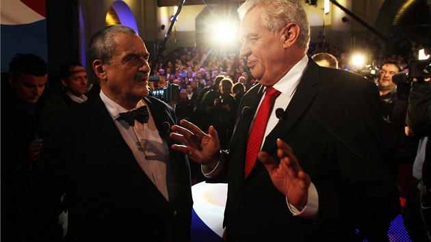 Prezidentt kandidti Karel Schwarzenberg a Milo Zeman bhem televizn debaty ped druhm kolem volby.