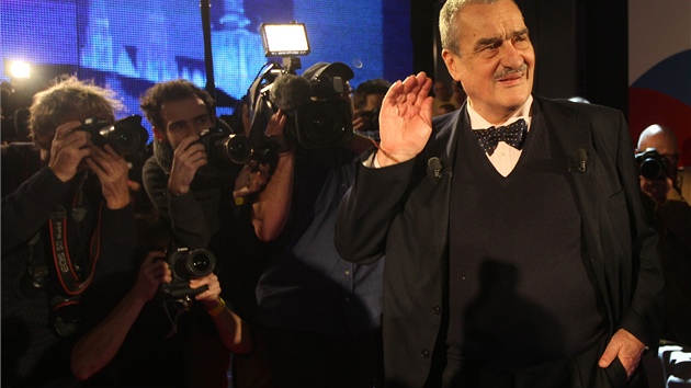 Prezidentt kandidti Karel Schwarzenberg a Milo Zeman bhem televizn debaty ped druhm kolem volby.