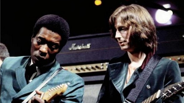 Eric Clapton (vpravo) s jednm ze svch vzor, bluesovm kytaristou Buddym Guyem (z knihy Chris Welch: Clapton  Ilustrovan ivotopis)