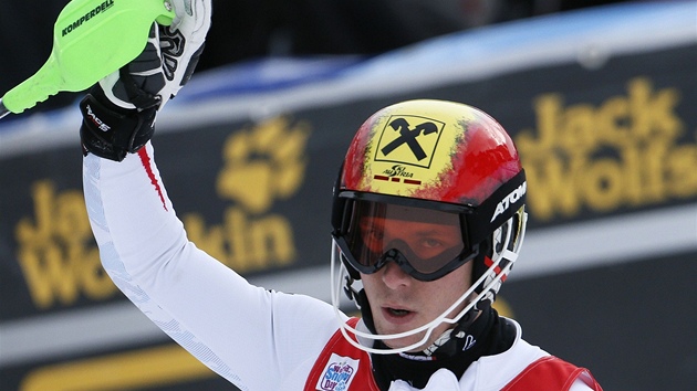 SKVL JZDA. Rakousk lya Marcel Hirscher po druhm kole slalomu Svtovho pohru v Adelbodenu, kter mu vyneslo prvenstv.  