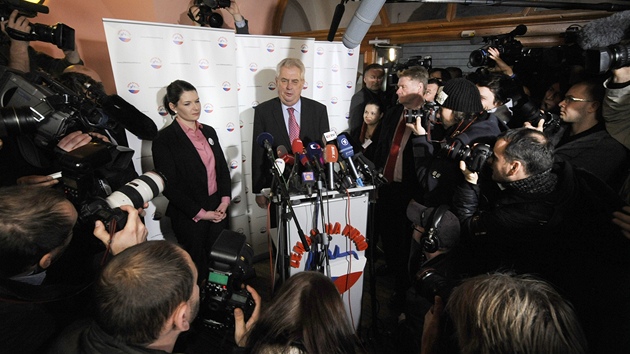 Do druhého kola prezidentské volby postupuje Milo Zeman a Karel Schwazernberg.