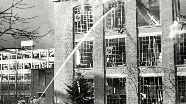 Takto vypadalo hašení požáru po válečném bombardování továrního areálu firmy Baťa v roce 1944.