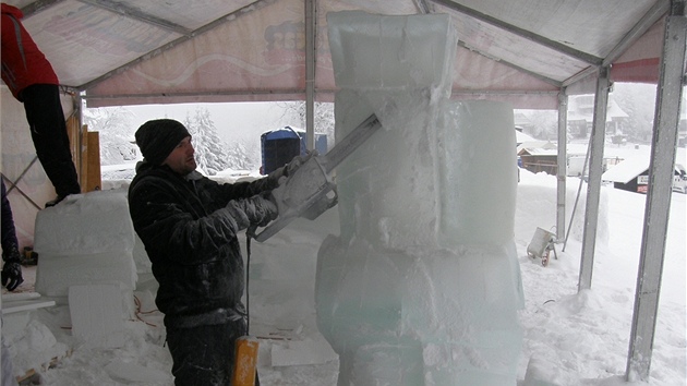 Nezbytnou pomůckou ledových sochařů je motorová pila.