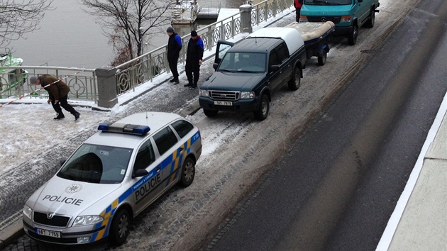 Policejn potpi vylovili z Vltavy nedaleko praskho Mnesova mostu dv mrtv tla (17. ledna 2013).