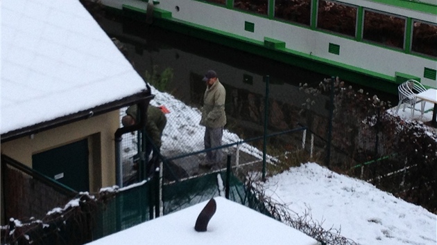 Policejn potpi vylovili z Vltavy nedaleko praskho Mnesova mostu dv mrtv tla (17. ledna 2013).