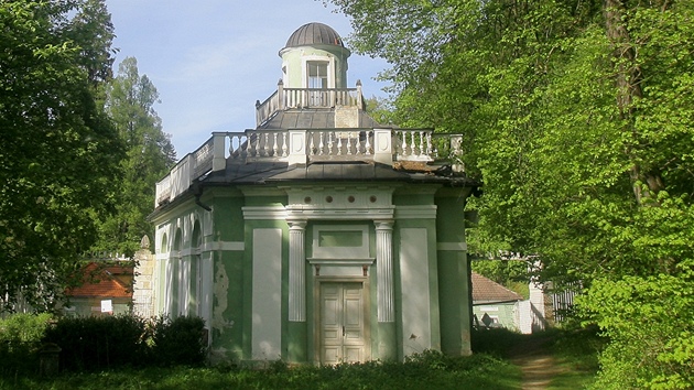 Romantick arel Lzniek v Tereziin dol u Novch Hrad na eskobudjovicku je ji nkolik let uzaven.