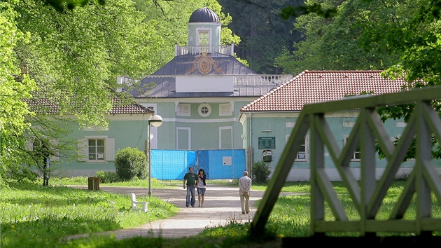 Romantick arel Lzniek v Tereziin dol u Novch Hrad na eskobudjovicku je ji nkolik let uzaven.