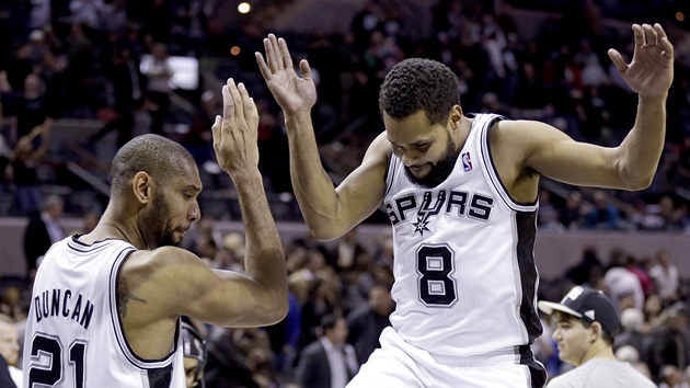 Tim Duncan a Patty Mills ze San Antonia Spurs pi oslavn srce.