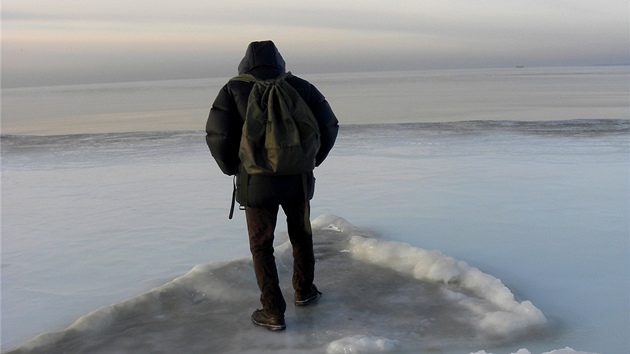 Estonci vyuvaj zamrzl moe tak k pejezdm autem na nedalek ostrovy.
