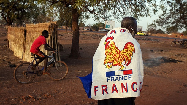 estapadestilet Yacouba Konate nos v Bamaku francouzskou vlajku jako podporu intervence proti islmskm radiklm na severu Mali. 