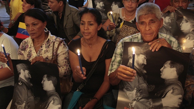 Obyvatel Havany se modl za uzdraven Huga Chveze. Na mi si pinesli i fotografie venezuelskho vdce spolu s Fidelem Castrem.