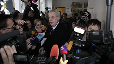 Milo� Zeman v oble�ení noviná�� poté, co odvolil v pra�ských Stod�lkách (11.
