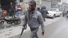 Bojovník Syrské osvobozenecké armády po útoku vládních letadel na msto Azáz