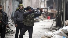 Bojovníci Syrské osvobozenecké armády v Aleppu (10. ledna 2013)