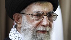 Nejvyí íránský klerik Alí Chameneí na archivním snímku