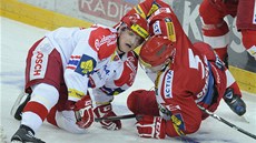 Jan Dresler ze Slavie (vpravo) v souboji s Tomá�em Mertlem z �eských Bud�jovic. 