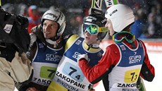 Slovintí skokané slaví v Zakopaném vítzství v souti drustev. Zleva: Robert