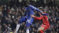 Útoník Demba Ba z Chelsea si kryje mí ped Lukem Shawem ze Southamptonu. 