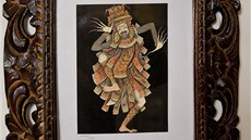 Malba z Bali ukazuje tradiní tanení masky z balzového deva.