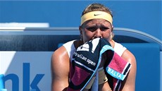 NIC MOC. Smutný výraz má eská tenistka Lucie Hradecká pi zápase 2. kola na