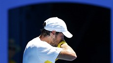 CO S TÍM? Fracnouzský tenista Guillaume Rufin si utírá pot bhem zápasu s