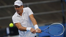 BEKHEND. Tomá� Berdych trefuje mí�ek v utkání 3. kola Australian Open.