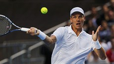 Tomá Berdych se soustedí na úder v utkání 3. kola Australian Open.