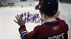 Malý fanouek Montrealu sleduje trénink Canadiens.