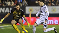 NESKÓROVAL. Jose Callejón, fotbalista Realu Madrid (vpravo), se marn pokouí