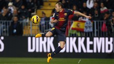 DRIBLÉR. Barcelonský �pílmachr Andrés Iniesta krotí mí� v utkání proti Málaze.