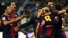 KDO JE�T� DOB�HNE? Fotbalisté Barcelony se shlukují, aby pogratulovali Lionelu