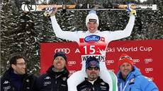 NA RAMENOU. Christof Innerhofer z Itálie slaví se svým týmem vít�zství ve