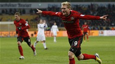 JEN VZLÉTNOUT. Andre Schuerrle, fotbalista Leverkusenu, oslavuje svou trefu v