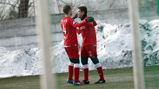 RADOST. Brn�n�tí fotbalisté slaví jeden z gól�, které vst�elili Slovácku.