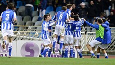 HROMADA JÁSOTU. Fotbalisté Realu Sociedad jásají, práv v nastavení rozhodli o