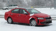 Nová �koda Octavia bourala v kalamit� v Praze na �erném Most�.