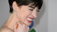 Herečka Anne Hathawayová se Zlatým glóbem za roli v Bídnících (Los Angeles, 13....