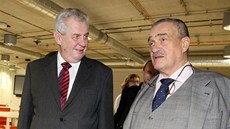 Miloš Zeman a Karel Schwarzenberg před debatou prezidentských kandidátů v