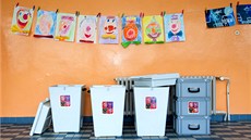 Volební urny na chodb� základní �koly v Hradci Králové (11. ledna 2013)