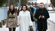 Jana Boboíková volila s manelem a dcerou va Praze 10. (11. ledna 2013)