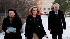 Ivana Zemanová, Milo Zeman a jejich dcera Kateina jdou volit v praských...