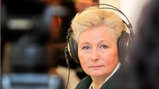 Zuzana Roithová sleduje výsledky prvního kola prezidentských voleb v salonku