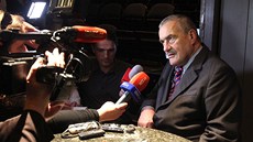 Karel Schwarzenberg odpovídá na dotazy redaktorky iDNES.cz. (12. ledna 2013)