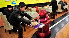 Děti jsou z robotické restaurace nadšené.